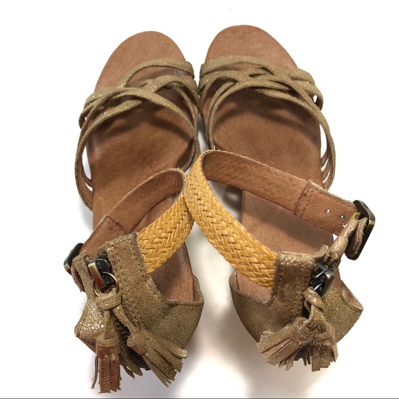 UGG sandals gold size 9 - Picture 7 of 8